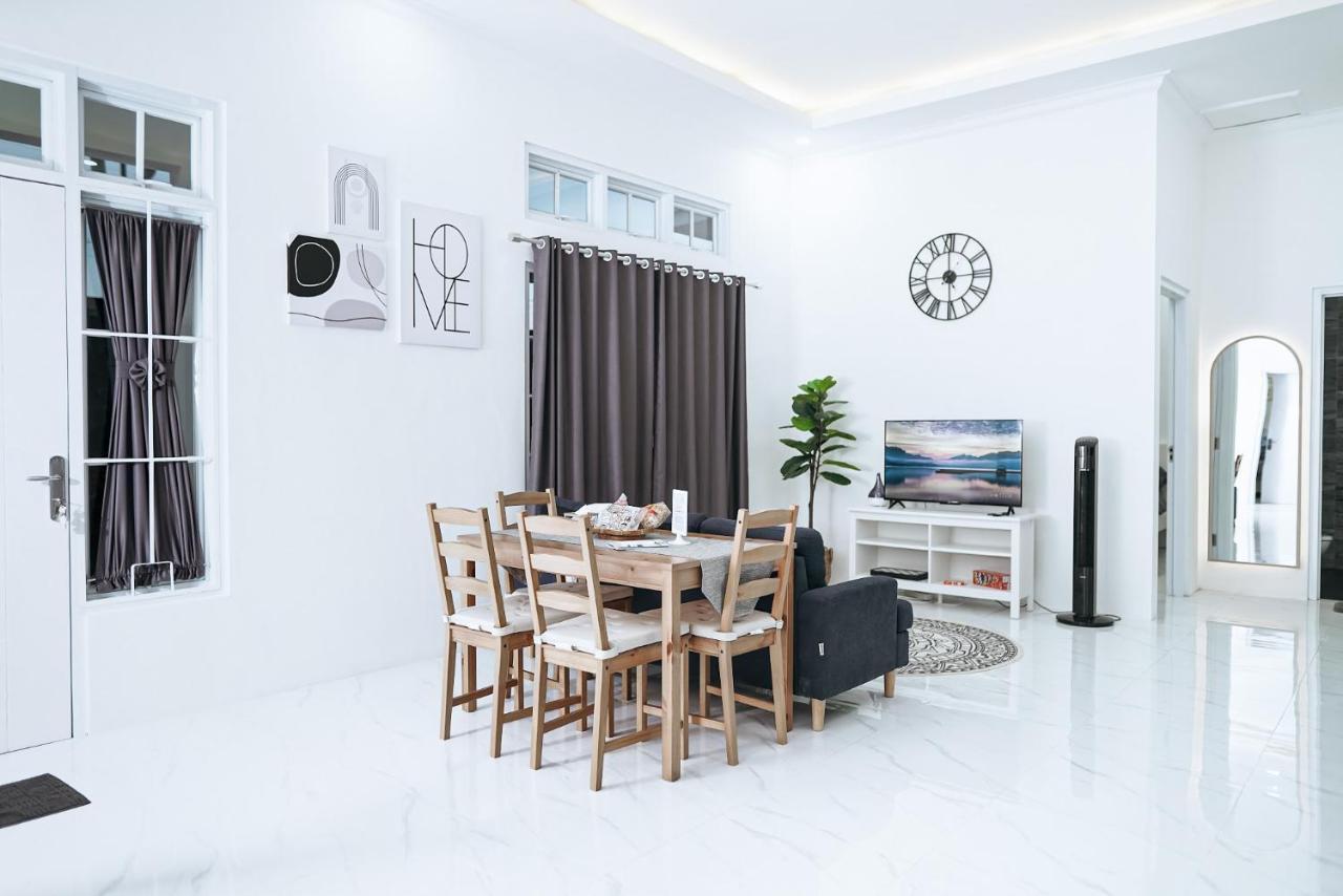 Pilla Villa Purwokerto Exterior photo